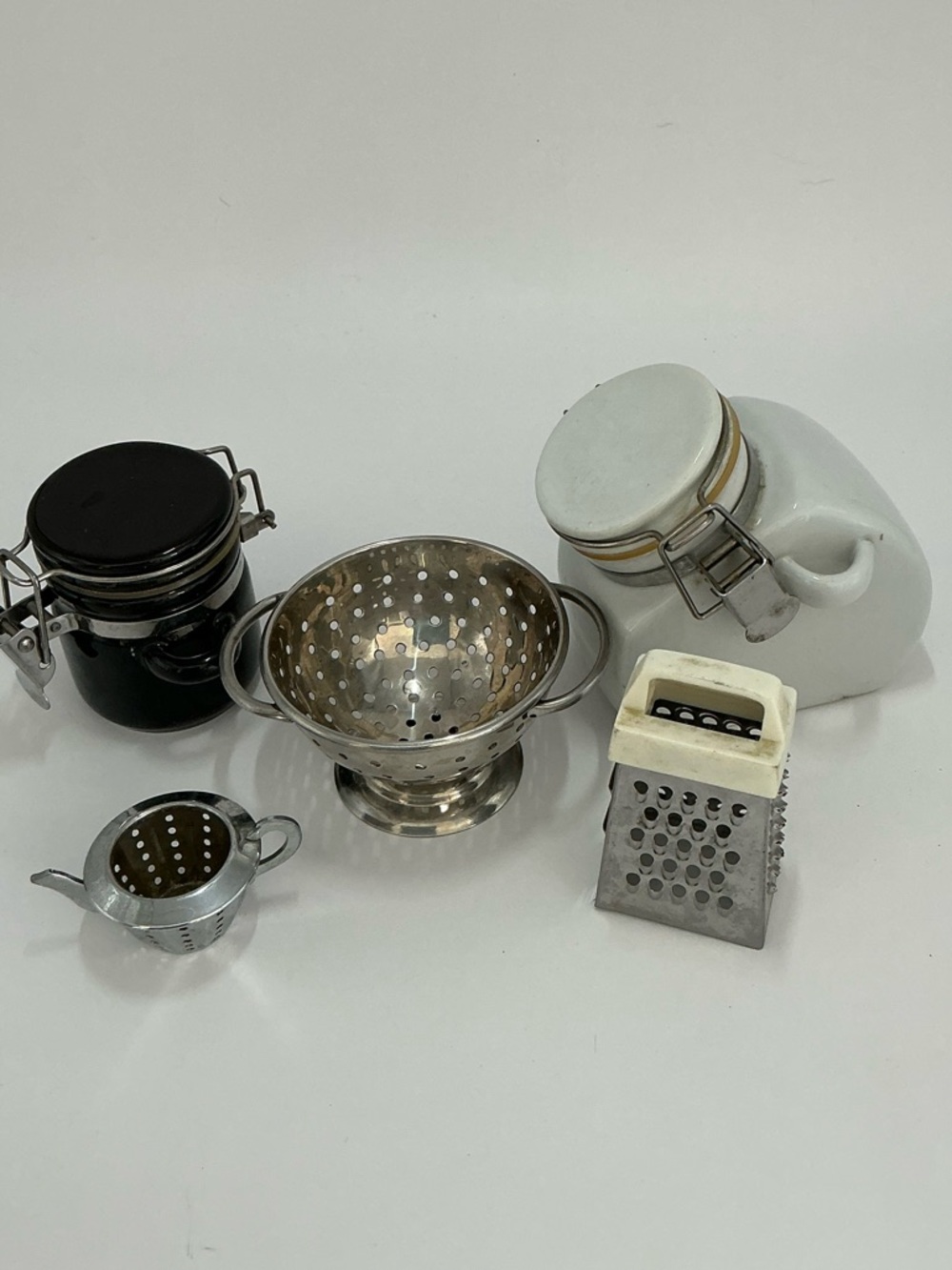 Vintage Miniature Kitchen Set Metal & Ceramic Playset or for collectors - Picture 15 of 15